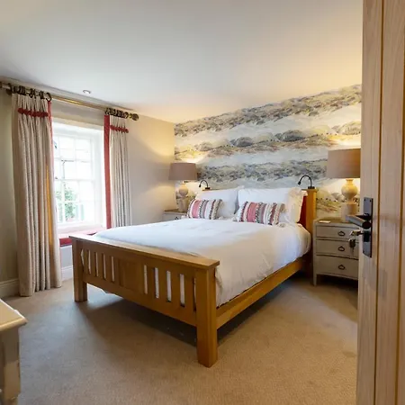 Locanda The Fox And Hounds Country 4*