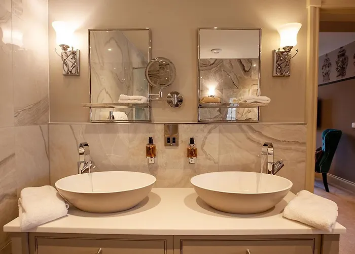 Inn The Fox And Hounds Country